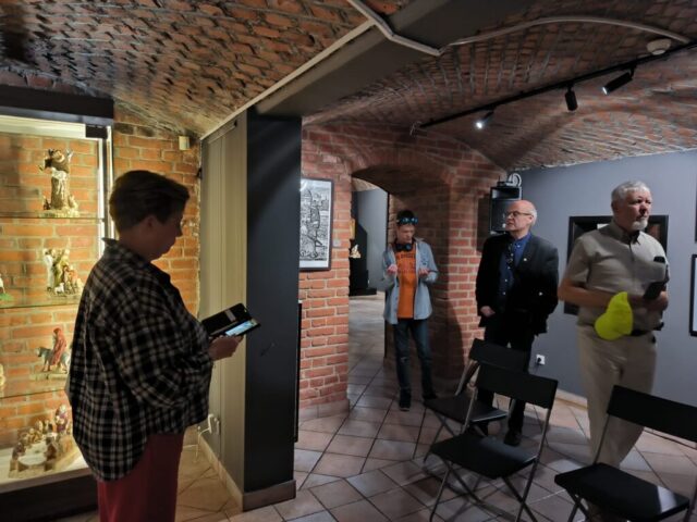 Z wizytą w Muzeum MIasta Zgierza 1 Uczestnicy Warsztatów Dziennikarskich odwiedzają wystawę w Muzeum Miasta Zgierza