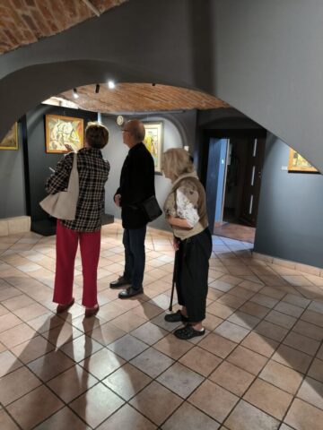 Z wizytą w Muzeum MIasta Zgierza 2 Uczestnicy Warsztatów Dziennikarskich odwiedzają wystawę w Muzeum Miasta Zgierza