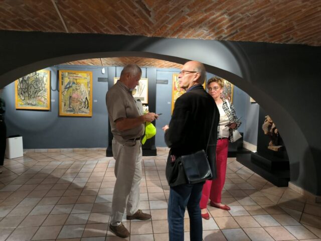 Z wizytą w Muzeum MIasta Zgierza 3 Uczestnicy Warsztatów Dziennikarskich odwiedzają wystawę w Muzeum Miasta Zgierza