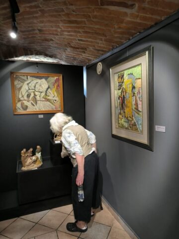 Z wizytą w Muzeum MIasta Zgierza 4 Uczestnicy Warsztatów Dziennikarskich odwiedzają wystawę w Muzeum Miasta Zgierza