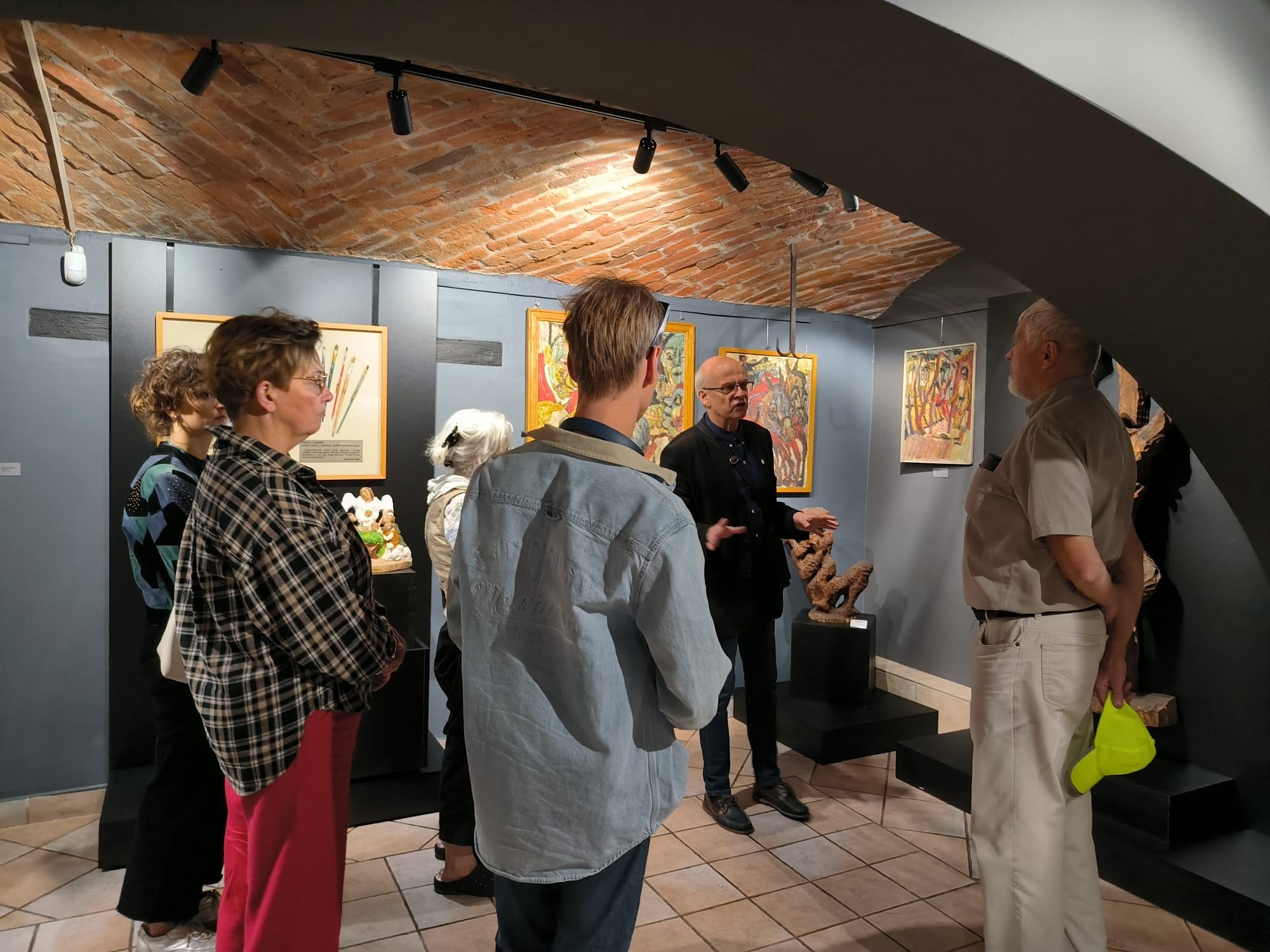 Uczestnicy Warsztatów Dziennikarskich odwiedzają wystawę w Muzeum Miasta Zgierza